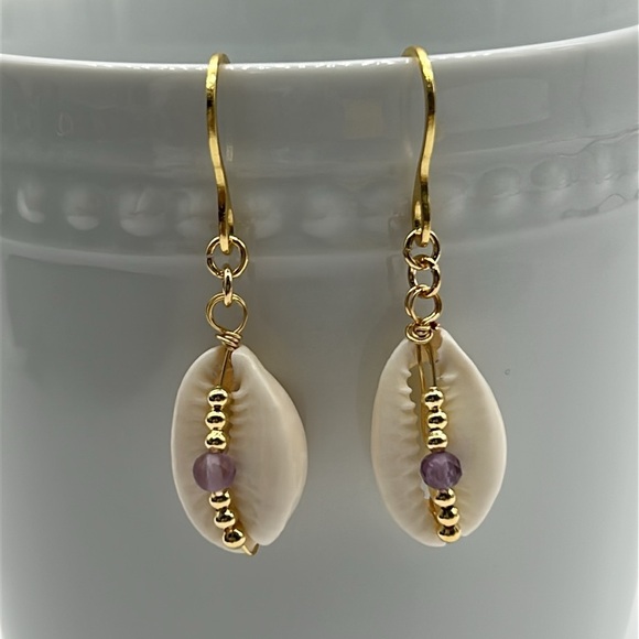 2351- Handmade Shell Dangle Earrings NWT - Picture 1 of 5